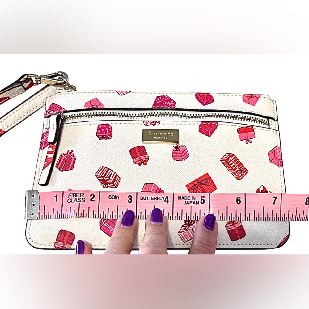Kate Spade Lg Wristlet Pink Presents on White Saffiano Leather Excellent Cond - Picture 14 of 15